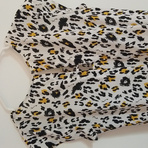 Leopard print short sleeve blouse. Smart Set size Medium. - Picture 3 of 4